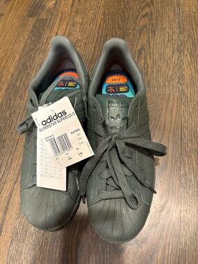 adidas size7 Superstar Sneakers in Olive Green nwt As Is Pharrell Williams colon